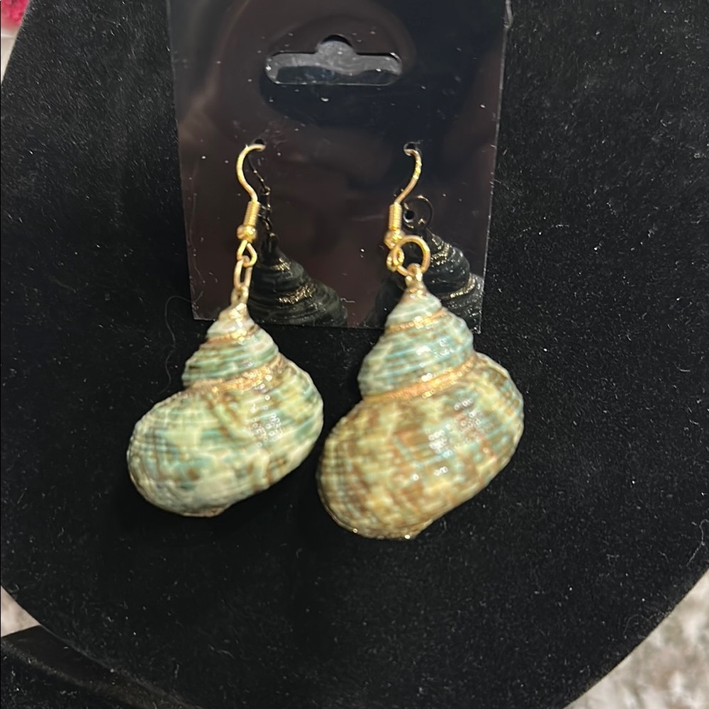 🎟️ Gold and Green Shell Earrings